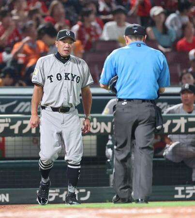 　８回の攻撃を終え、選手交代を告げる阿部監督（撮影・市尻達拡）