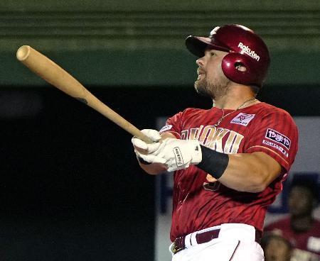 　５回楽天１死、ボイトが左中間に満塁本塁打を放つ＝弘前