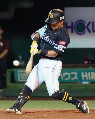 　８回、中村が右越えソロを放ち、通算１５００安打を達成