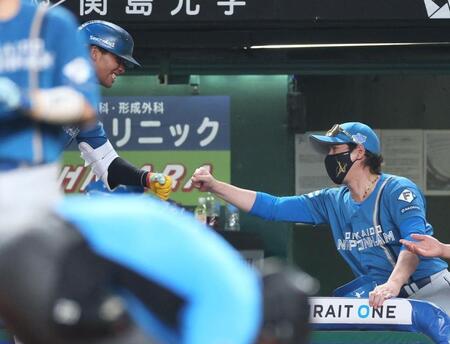 　５回、バントを決めた水谷とタッチをかわす新庄監督（右）＝撮影・石井剣太郎