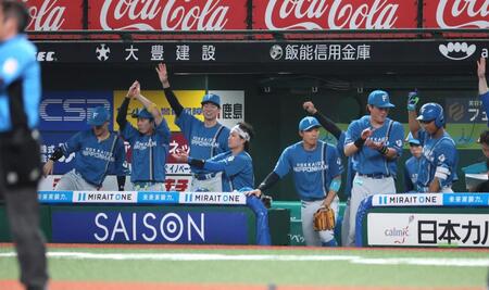 　１回、先制し喜ぶ日本ハムナイン（撮影・石井剣太郎）