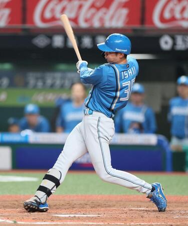 　３回、本塁打を放つ石井（撮影・石井剣太郎）