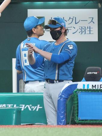 　５回、バントを決めた水谷に拍手を送る新庄監督（撮影・石井剣太郎）