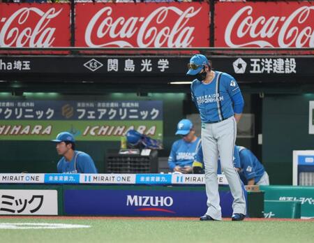 　１２回、得点することができずうつむく新庄監督（撮影・石井剣太郎）