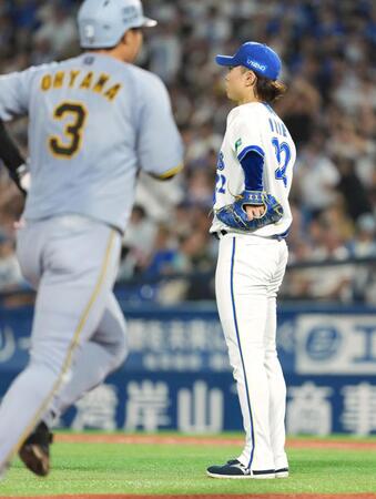 　９回、大山（左）に逆転２ランを浴びた入江