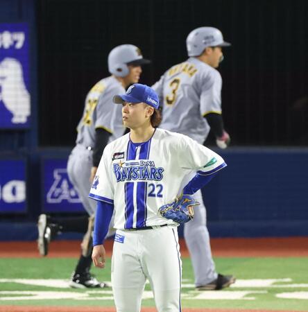 　９回、大山に逆転２ランを浴び呆然の入江（撮影・金田祐二）