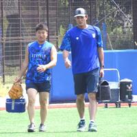 　練習を終えグラウンドを引き揚げる藤浪（右）