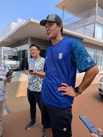 　笑顔で取材に応じる藤浪