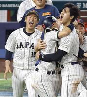 　２０２３年３月、ＷＢＣ決勝で米国を破って優勝を果たし、大喜びの大谷翔平（手前右）と山本由伸（左）ら＝マイアミ（共同）