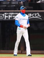 　赤いマスクでメンバー表交換に向かう新庄監督＝２０日