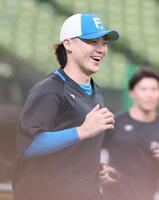 　笑顔を見せる山崎（撮影・石井剣太郎）