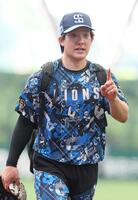 　練習を終え引き揚げる与座（撮影・石井剣太郎）