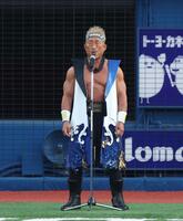 　国歌独唱の角田信朗（撮影・金田祐二）