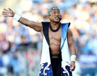 　球場を盛り上げる角田信朗（撮影・田中太一）