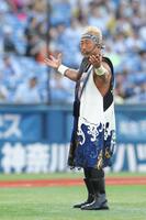 　応援総長としてあいさつする角田信朗（撮影・西岡正）