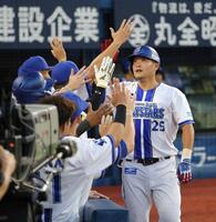 　２回、先制ソロを放ち、ナインとタッチを交わす筒香（撮影・西岡正）