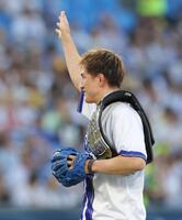 　始球式を終え、スタンドに手を振る井上直樹（撮影・西岡正）