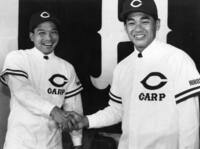 　中日から広島に移籍、ユニホームに身をつつみ笑顔がこぼれる音重鎮（左）と山田和利さん＝１９９１（平成３）年１月１２日