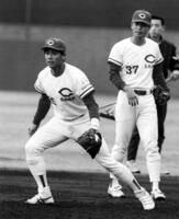 　キャンプで守備練習に励む広島時代の山田和利さん＝１９９４（平成６）年２月２０日