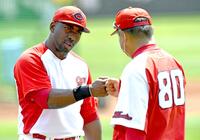 　ピレラ（左）とグータッチを交わす広島コーチ時代の山田和利さん＝２０２０年４月