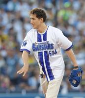 　始球式を務めた井上直樹（撮影・西岡正）