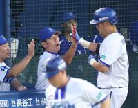 　３回、先制ソロを放った筒香を迎える三浦監督（撮影・金田祐二）