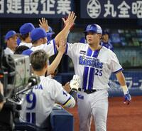 　４回、２打席連続のソロを放ち、ナインとタッチを交わす筒香（撮影・西岡正）