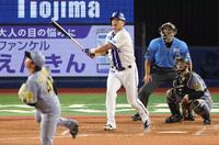 　４回、右越えソロを放つ筒香（撮影・金田祐二）