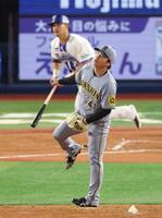 　４回、筒香にソロを浴びる村上（撮影・金田祐二）