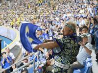 　スタンドから熱波を送る角田信朗（撮影・金田祐二）