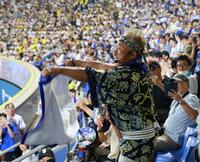 　スタンドから熱波を送る角田信朗（撮影・金田祐二）