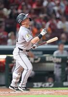 　８回、二飛に倒れ、顔をしかめる浅野（撮影・市尻達拡）