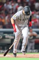 　７回、右飛に倒れ、うつむく岡本（撮影・市尻達拡）