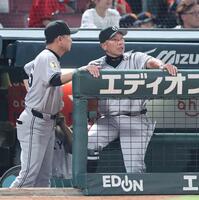 　７回の攻撃を前に、二岡コーチと話し合う阿部監督（撮影・市尻達拡）