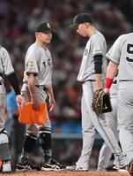 　６回、ピンチを招き、一度間を取る戸郷（撮影・市尻達拡）