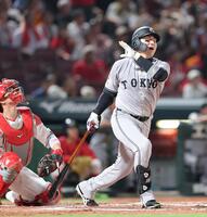 　６回、中飛に倒れ、顔をしかめる丸（撮影・市尻達拡）