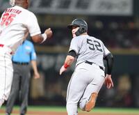 　５回、岸田の一ゴロで飛び出し、タッチアウトになるリチャード（撮影・市尻達拡）