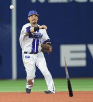 　７回、大山の折れたバットをよけながら一塁へ送球する宮崎（撮影・西岡正）