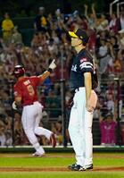 　５回、ボイト（奥）に満塁本塁打を浴びた大関