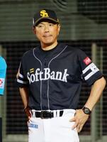 　７回、選手交代を告げた小久保監督