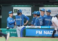 　引き分けで試合を終えた新庄監督（左から２人目）ら日本ハムベンチ（撮影・石井剣太郎）