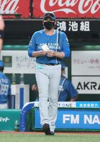 　６回、選手の交代を告げる新庄監督（撮影・石井剣太郎）