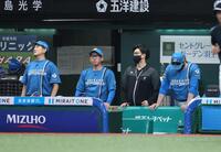 　９回、水野が併殺に倒れ落胆する新庄監督（右端）ら（撮影・石井剣太郎）