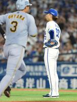 　９回、大山（左）に逆転２ランを浴びた入江