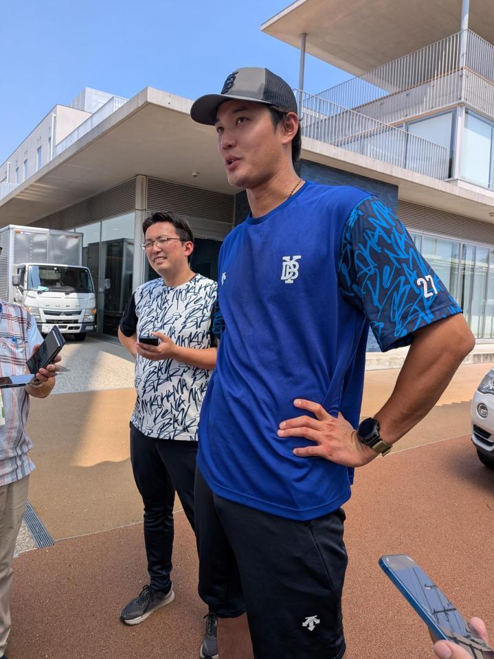 　笑顔で取材に応じる藤浪