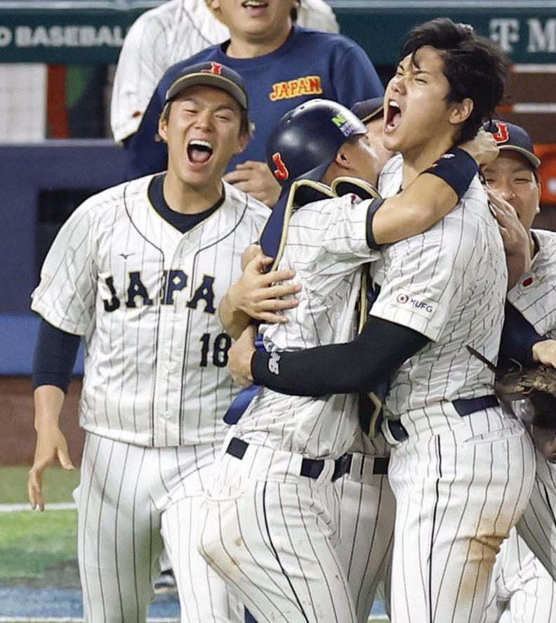 　２０２３年３月、ＷＢＣ決勝で米国を破って優勝を果たし、大喜びの大谷翔平（手前右）と山本由伸（左）ら＝マイアミ（共同）