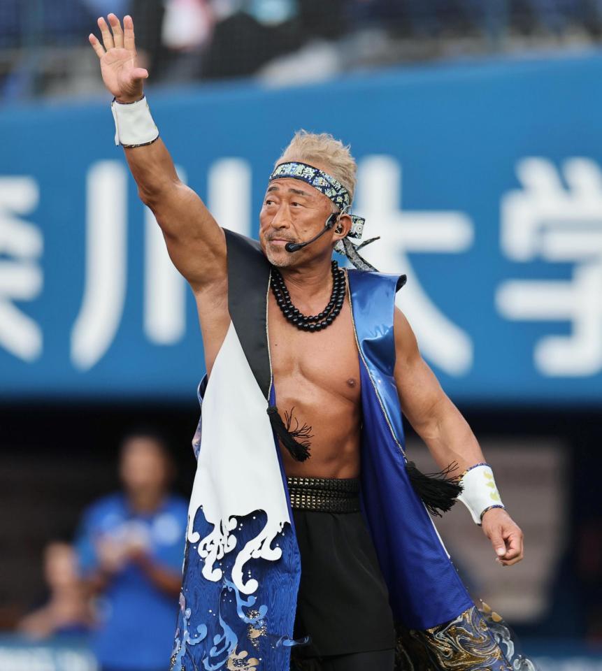 　球場を盛り上げる角田信朗（撮影・田中太一）