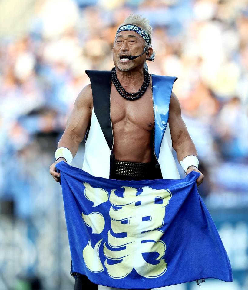 　球場を盛り上げる角田信朗（撮影・田中太一）