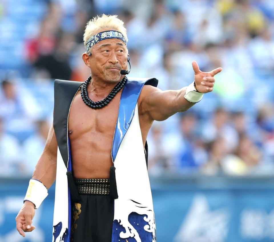 　応援総長としてあいさつする角田信朗（撮影・西岡正）