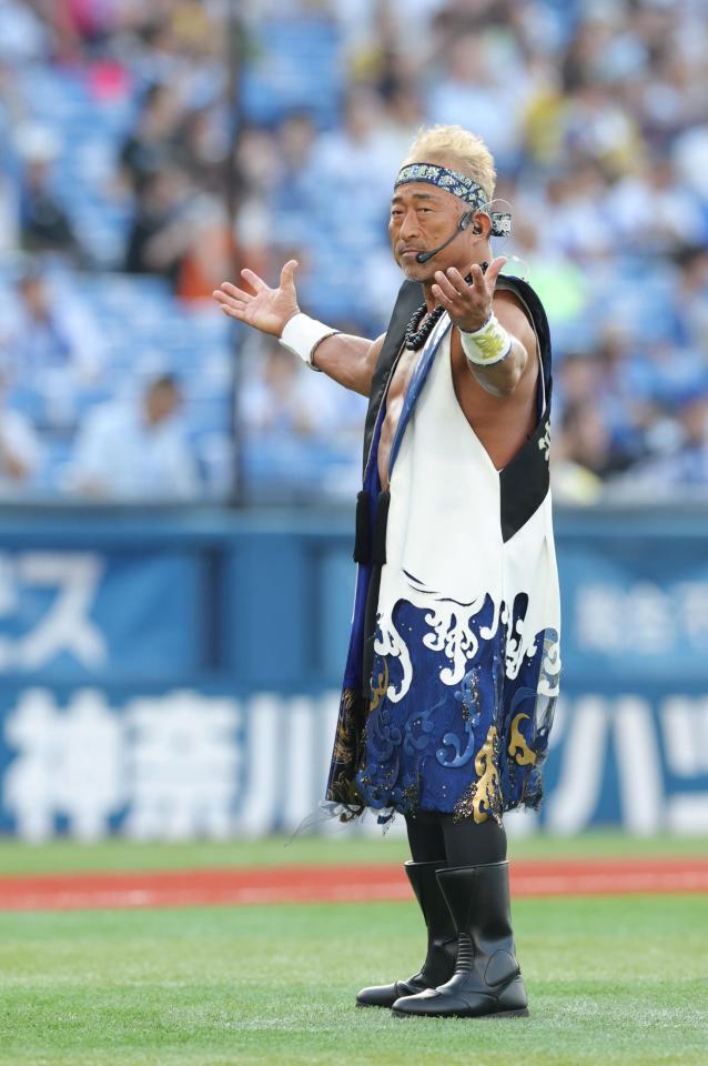 　応援総長としてあいさつする角田信朗（撮影・西岡正）